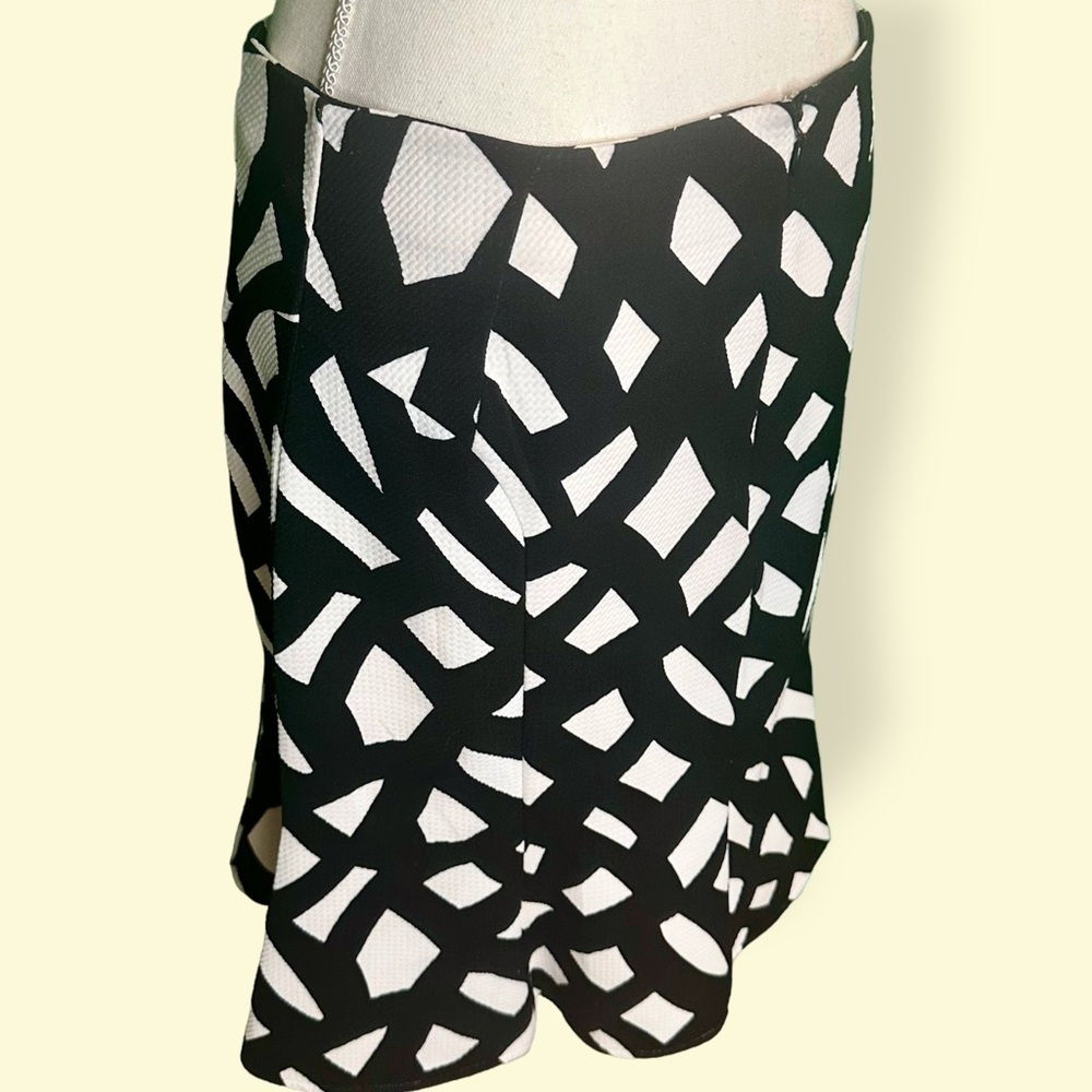 Calvin Klein Black & White Abstract Print Textured Crepe Tulip Hem Skirt Size 4 - Picture 5 of 9